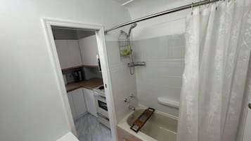 SĂšche-cheveux, serviettes fournies, savon, shampoing