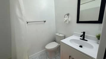 SĂšche-cheveux, serviettes fournies, savon, shampoing