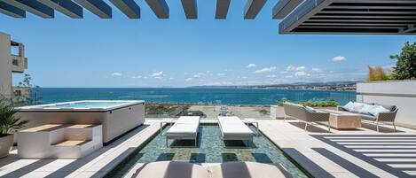 Een binnenzwembad en een verwarmd zwembad