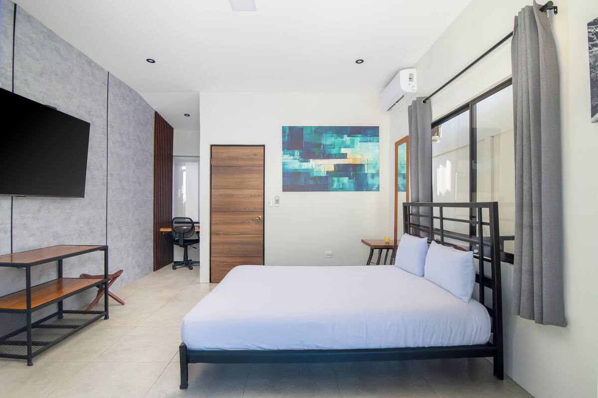 Classic Townhome, Patio | Laptop workspace, WiFi (free)