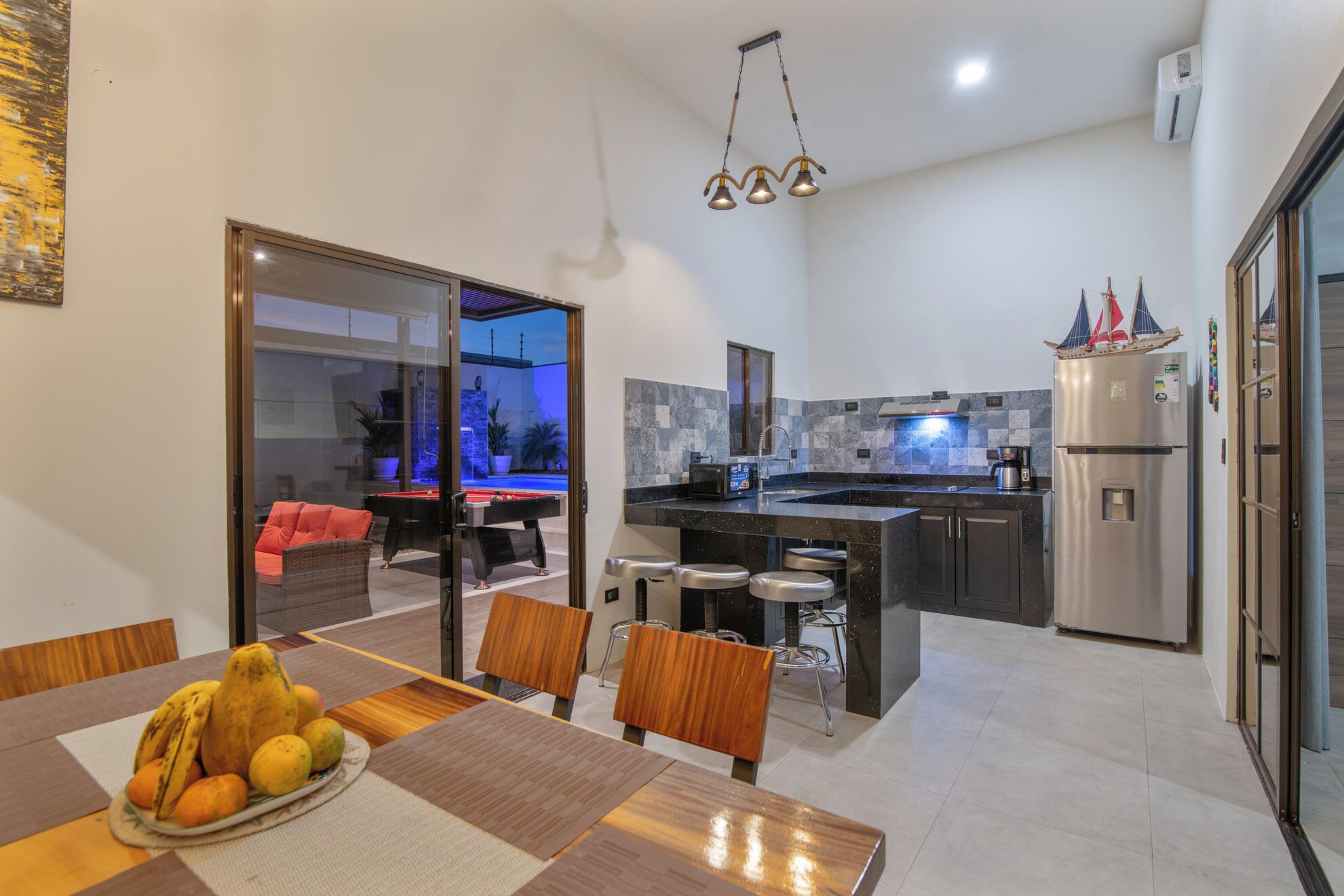 Full-sized fridge, microwave, oven, stovetop