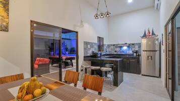 Full-sized fridge, microwave, oven, stovetop