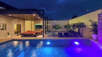 Ulkouima-allas, ilmaisia cabañoita, aurinkovarjoja