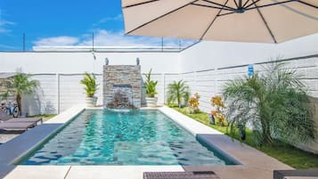 Outdoor pool, free cabanas, pool umbrellas