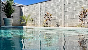 Alberca al aire libre y camas balinesas gratuitas