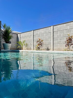 Outdoor pool, free cabanas, pool umbrellas - La Casa de Papi (Parrita)