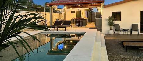 Alberca al aire libre y camas balinesas gratuitas