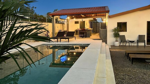 Outdoor pool, free cabanas, pool umbrellas - La Casa de Papi (Parrita)