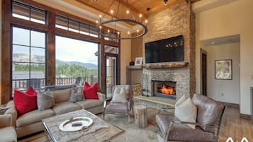 Een televisie, een open haard en boeken