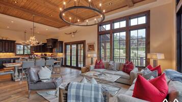 Een televisie, een open haard en boeken