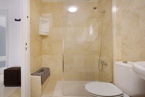 Shower, hair dryer, towels - Holiday Home 'Casa Yeray' with Shared Pool, Private Terrace & Wi-Fi (Las Arenas)