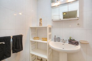 Shower, hair dryer, towels - Holiday Home 'Casa Yeray' with Shared Pool, Private Terrace & Wi-Fi (Las Arenas)