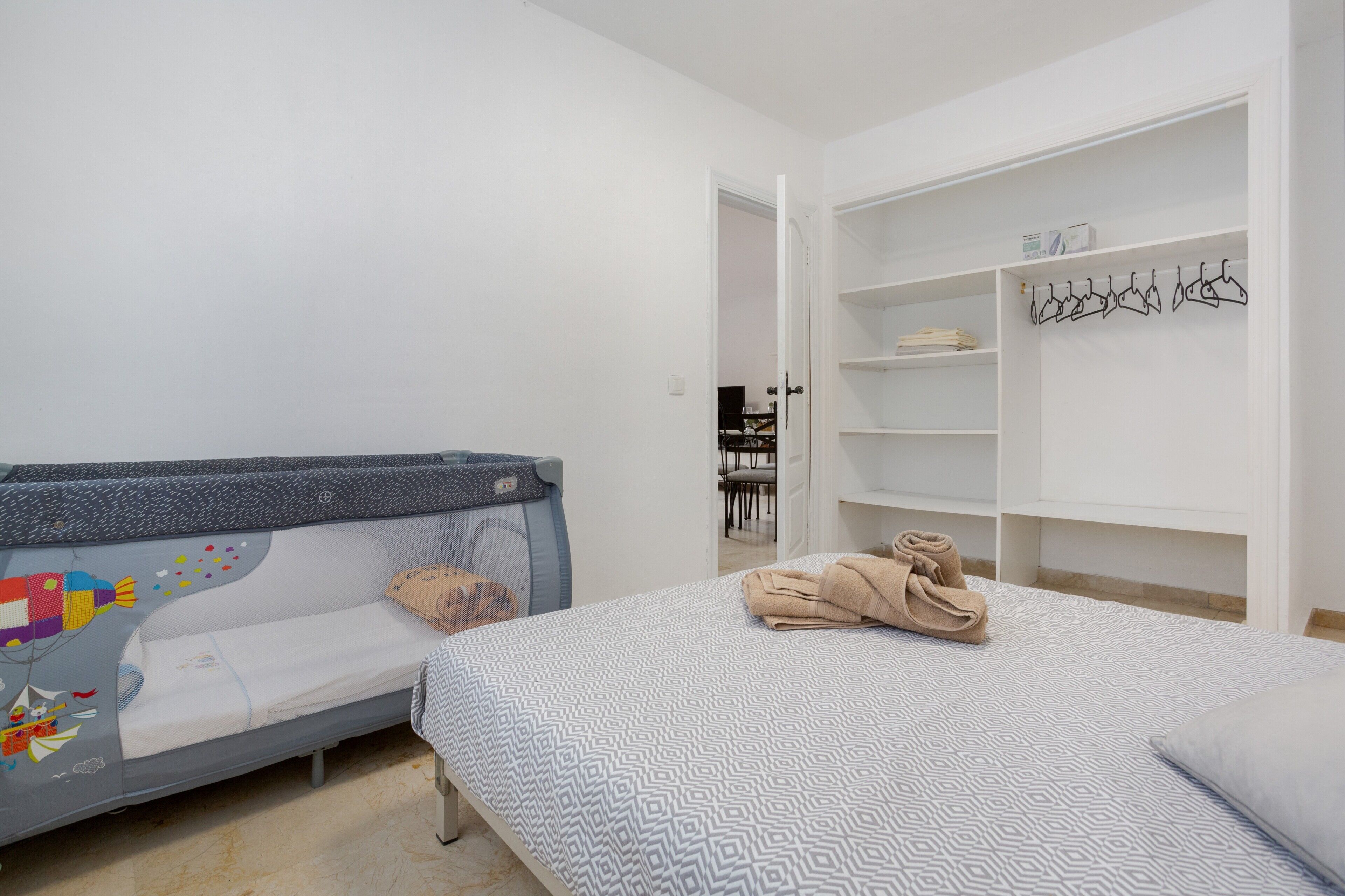 2 sovrum, strykjärn/strykbräda, gratis wi-fi och sängkläder