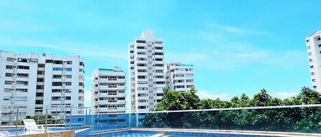 Una piscina al aire libre