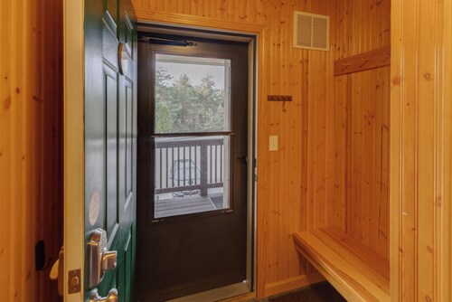 Bretton Woods Condo- cozy fireplace and private deck, relaxing yet near it all! 