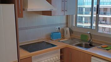 Appartement, vue mer, en angle | Cuisine privée | Grand réfrigérateur, micro-ondes, four, plaque de cuisson