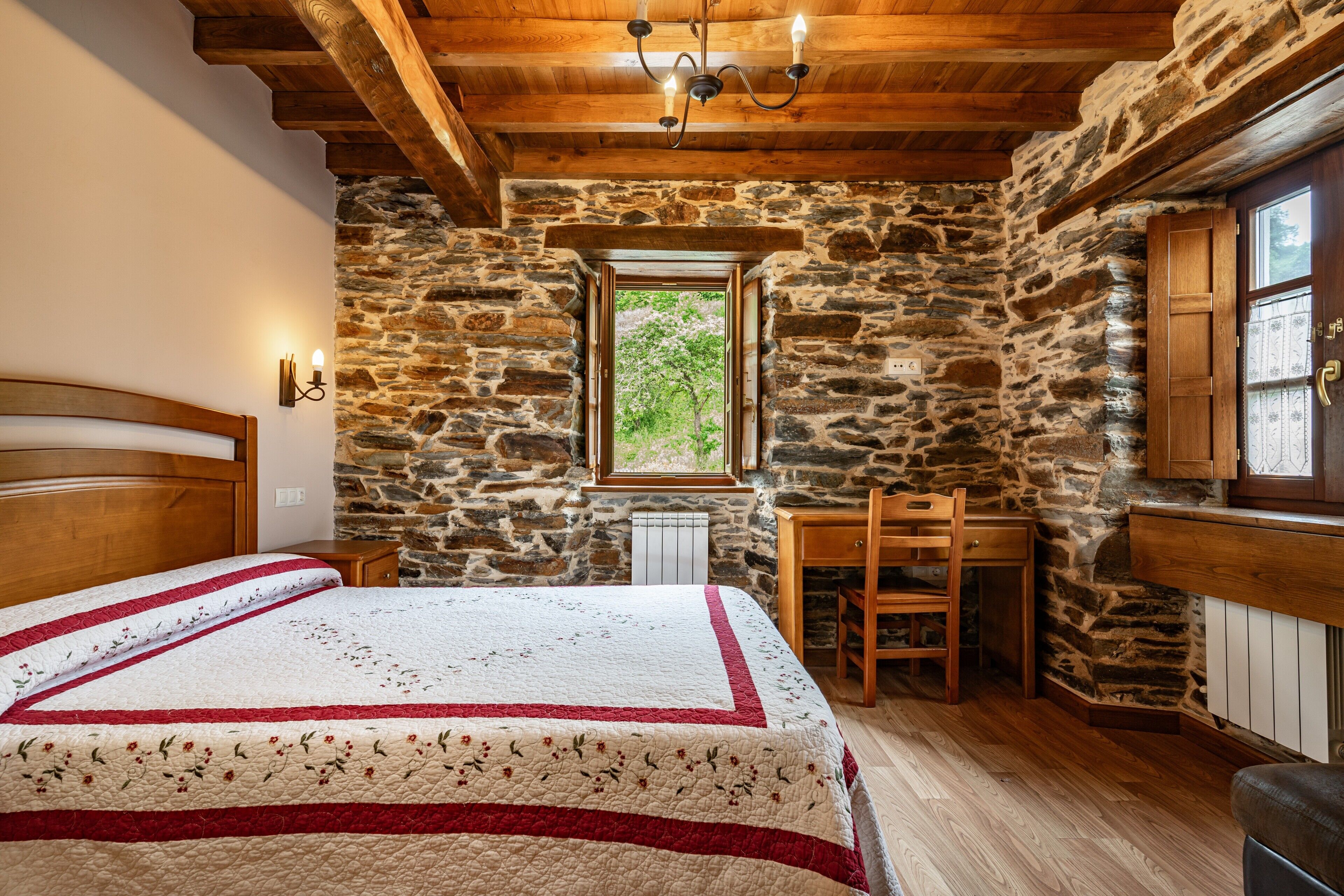 2 室のベッドルーム、WiFi (無料)、ベッドシーツ