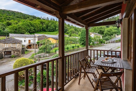 Outdoor dining. Apartment 'Mira' with Mountain View, Private Terrace and Wi-Fi