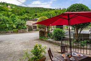 Outdoor dining - Apartment 'Nando' with Mountain View, Private Terrace and Wi-Fi (Boal)