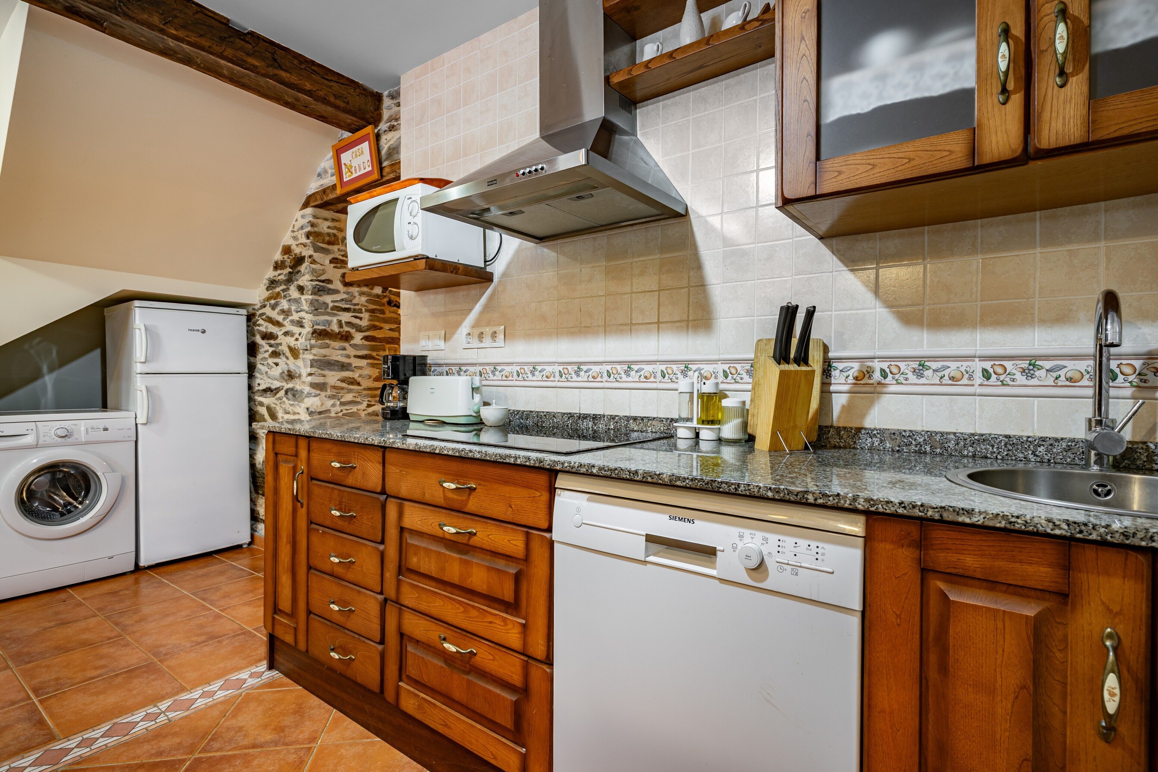 Frigorifero, microonde, forno, piano cottura