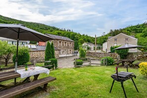 Outdoor dining - Apartment 'Nando' with Mountain View, Private Terrace and Wi-Fi (Boal)