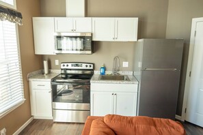 Fridge, microwave, oven, stovetop - Charming 2-bedroom house with WiFi, Patio/grill in wonderful Kirksville area. (La Plata)