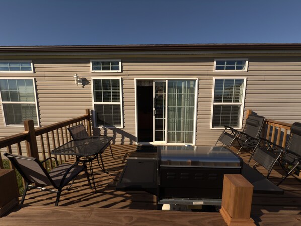 Outdoor dining - Charming 2-bedroom house with WiFi, Patio/grill in wonderful Kirksville area. (La Plata)