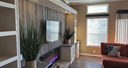 Charming 2-bedroom House with WiFi, Patio/Grill, W&D, & Complimentary Breakfast