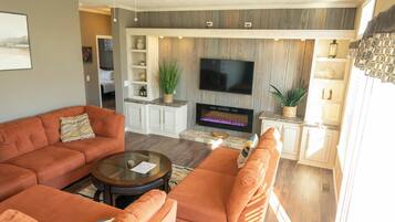 Smart TV, fireplace