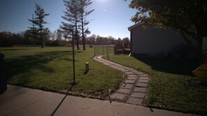 Property grounds - Charming 2-bedroom house with WiFi, Patio/grill in wonderful Kirksville area. (La Plata)