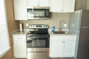 Geladeira, micro-ondas, fogão, cooktop