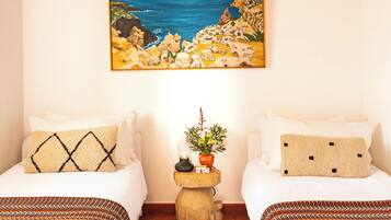 Edredón, cuna de viaje, wifi gratis y ropa de cama