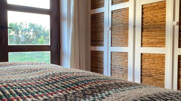 Edredón, cuna de viaje, wifi gratis y ropa de cama