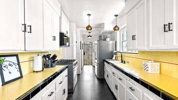 Microondas, horno, placa de cocina