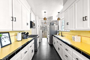 Microondas, horno, placa de cocina