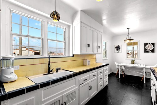 3 bed 3 full bath 5 min to SOFI w Lrg backyard, BBQ & FREE PARKING