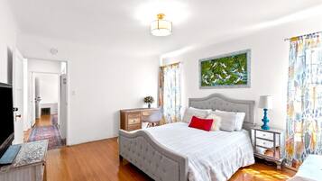 3 makuuhuonetta, työpöytä, silitysrauta/-lauta, Wi-Fi