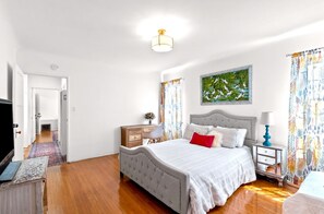 3 Schlafzimmer, Schreibtisch, Bügeleisen/Bügelbrett, WLAN
