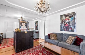 Televisio, takka, tietokoneen näyttö