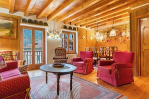 TV - Apartment 'Dolomiti Deluxe - Bocenago' with Mountain View, Balcony and Wi-Fi (Bocenago)