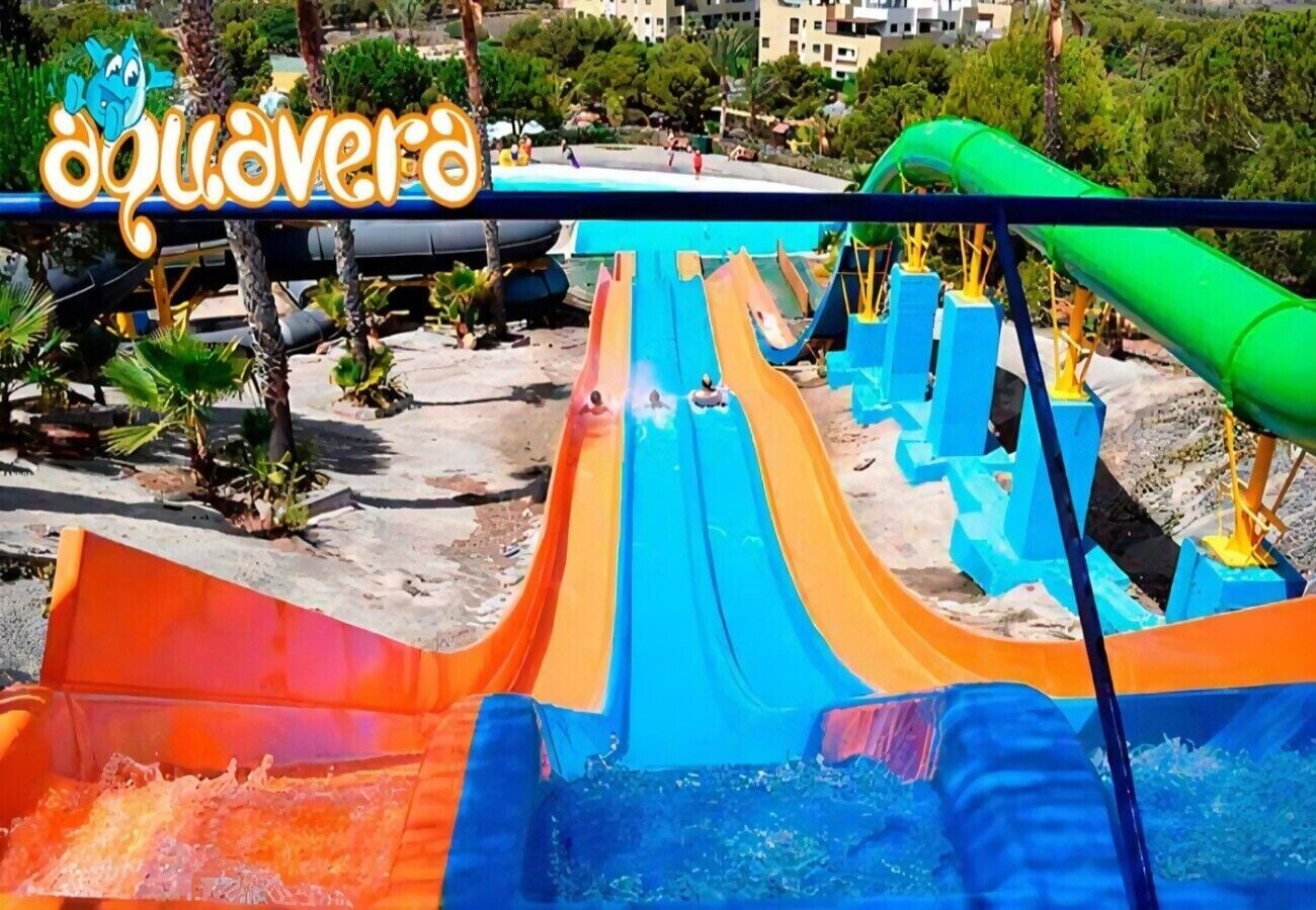 Ein Wasserpark mit mehreren Rutschen und einem Poolbereich.