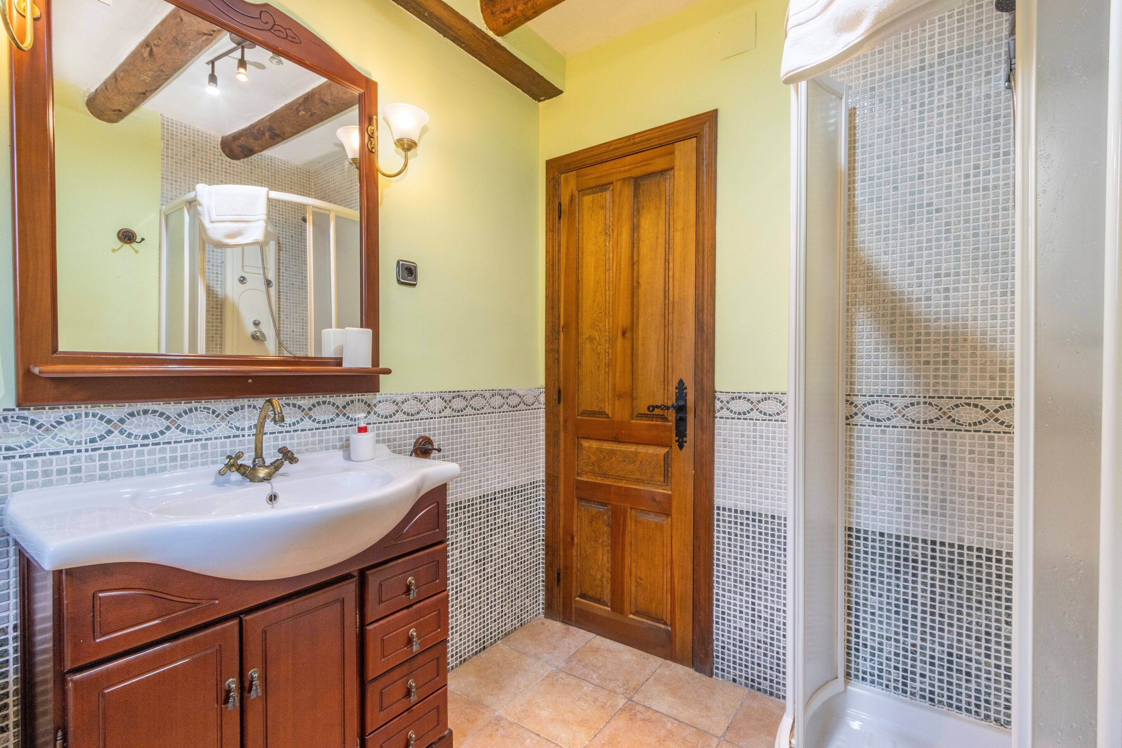 Regadera, amenidades de baño gratuitas, secadora de cabello, toallas 