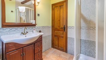 Regadera, amenidades de baño gratuitas, secadora de cabello, toallas