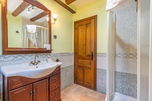 Regadera, amenidades de baño gratuitas, secadora de cabello, toallas 