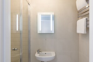 Combined shower/bathtub, deep-soaking bathtub, towels - Upper Rock Gardens Retreat (Brighton)
