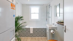 Combined shower/bathtub, deep-soaking bathtub, towels - Upper Rock Gardens Retreat (Brighton)