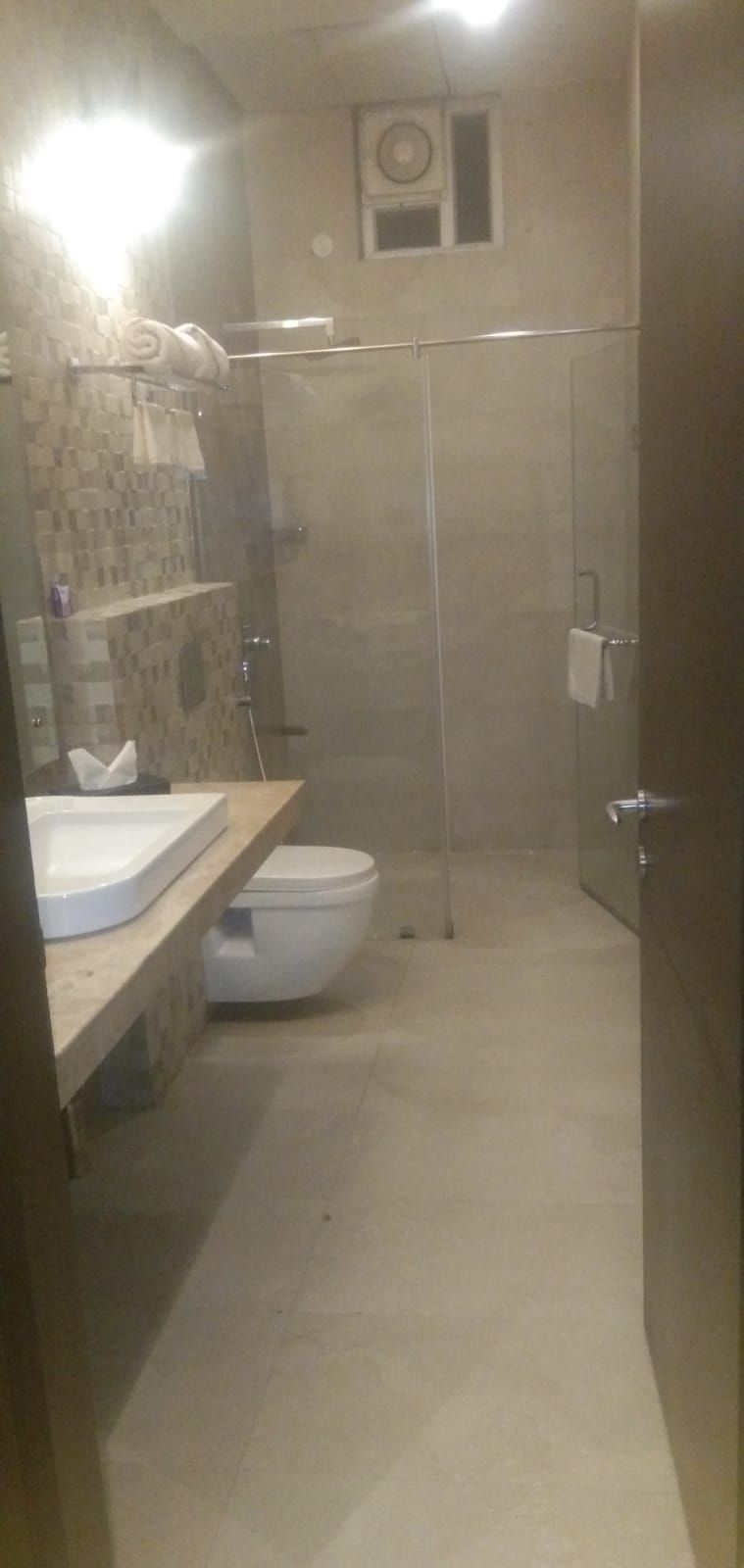 Ein Badezimmer mit Dusche, Toilette und Waschbecken.
