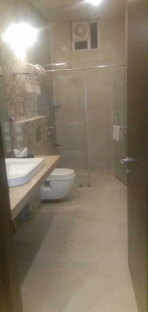 디럭스 더블룸, 발코니 | 욕실 | 샤워 시설, 무료 세면용품, 슬리퍼, 타월