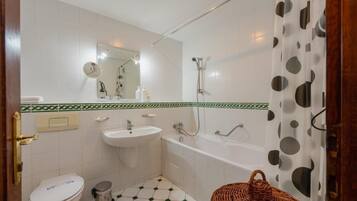 Haartrockner, Handtücher, Seife, Shampoo