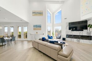 Una Smart TV, una chimenea